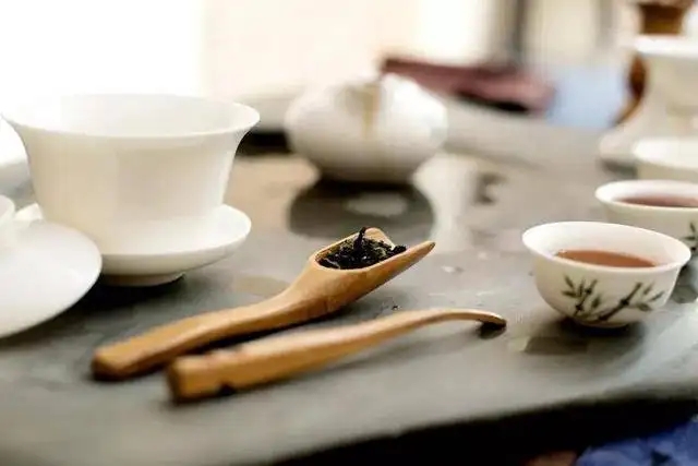 為什么有時(shí)喝茶嗓子會(huì)發(fā)干？